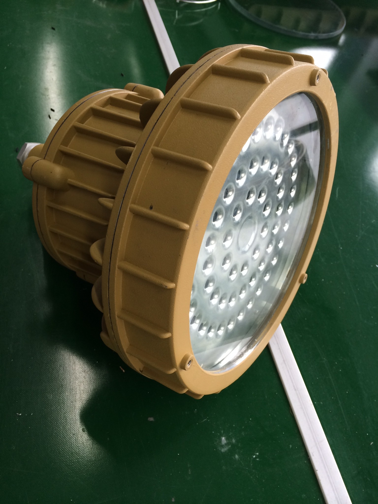 LED􌣘IS 40W SoLED